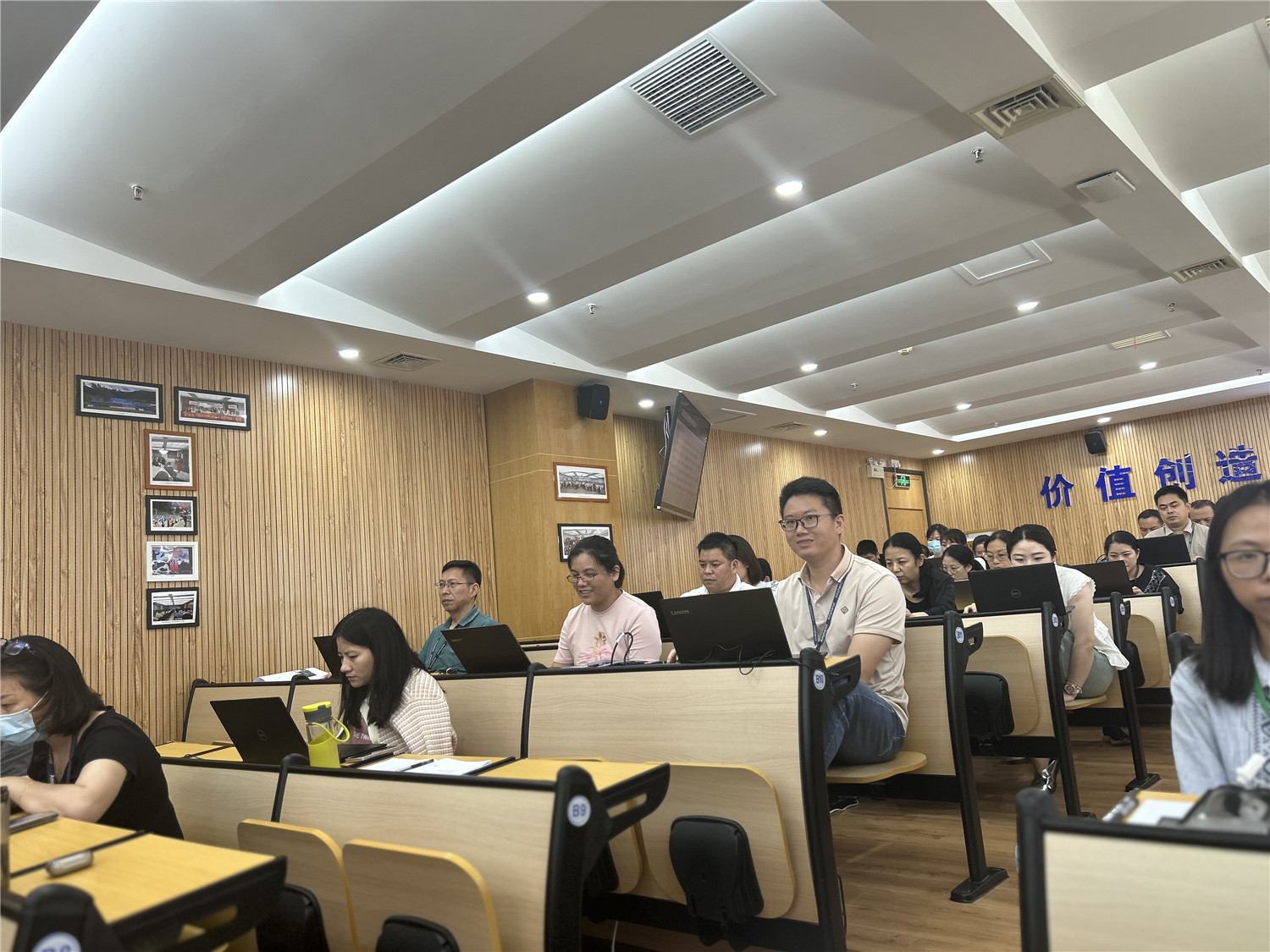 May 31, 2024|AI Boosts Office Efficiency Training