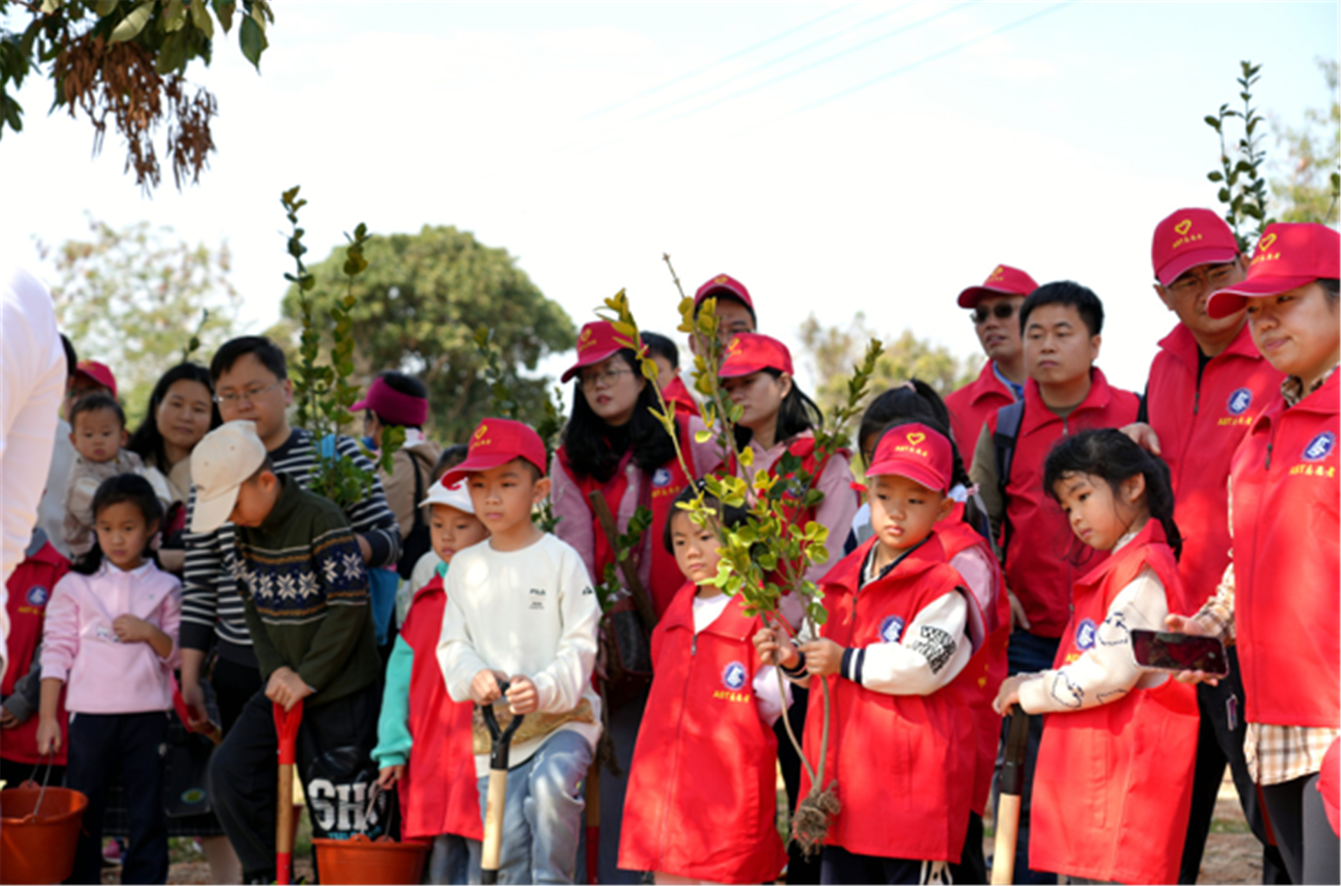 植此青绿 共护家园-UAST2025公益植树活动圆满落幕！